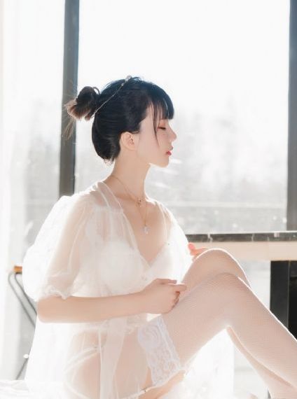 厨房娇妻被朋友胯下挺进_剧情片在线观看