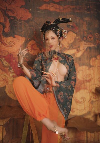 少妇被脱得精光调教_免费观看