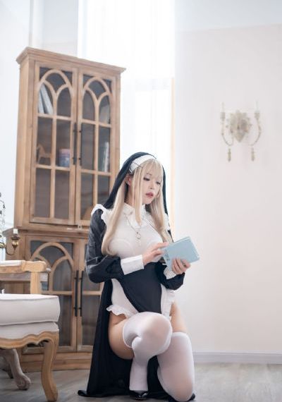 将军掀开她的乳罩揉捏她的胸_BD英语韩国电影在线观看